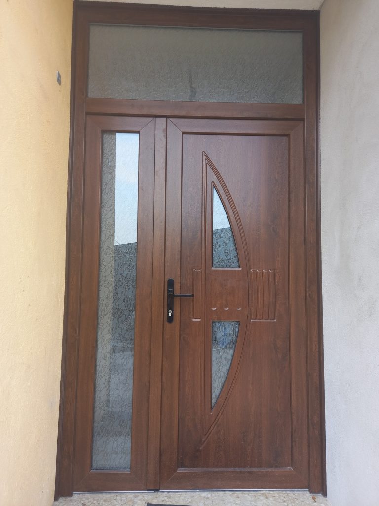 Puerta entrada PVC dos hojas con panel y fijo superior