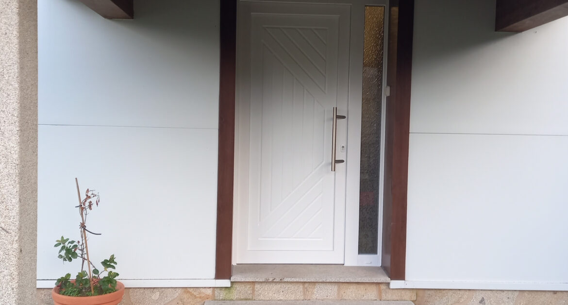 Puerta entrada de PVC con panel ciego y vidrios fijos