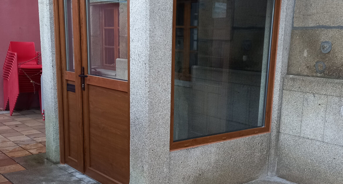 Puerta de entrada PVC y fijos laterales cerrando zaguán